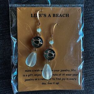 Handmade in Hawai’i 
Pair of earrings